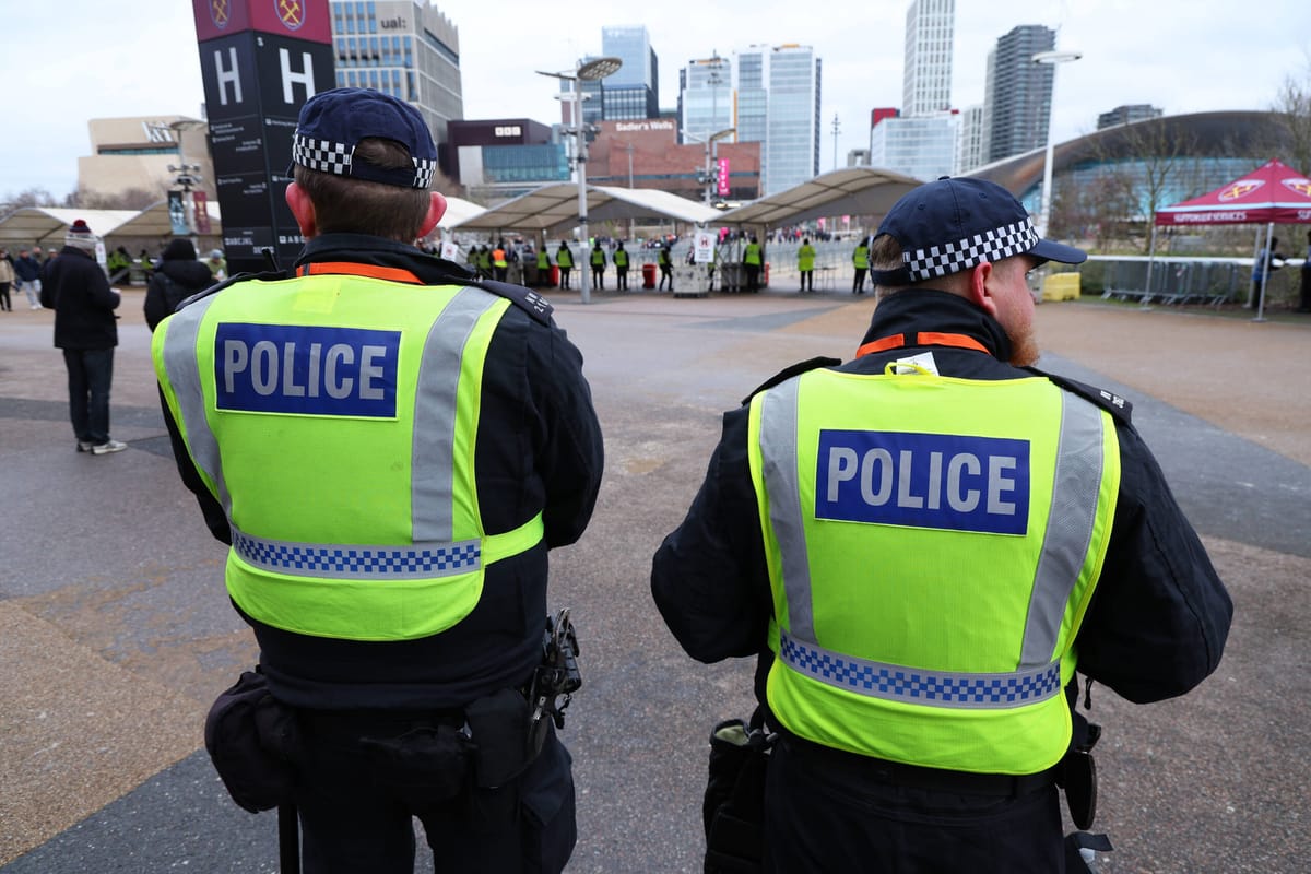 KI erfindet Fußballspiel – und britische Polizei bestraft Fans dafür