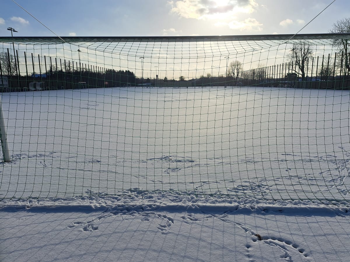 Der eingefrorene Fußball: Wenn der Winter den Spielplan sprengt