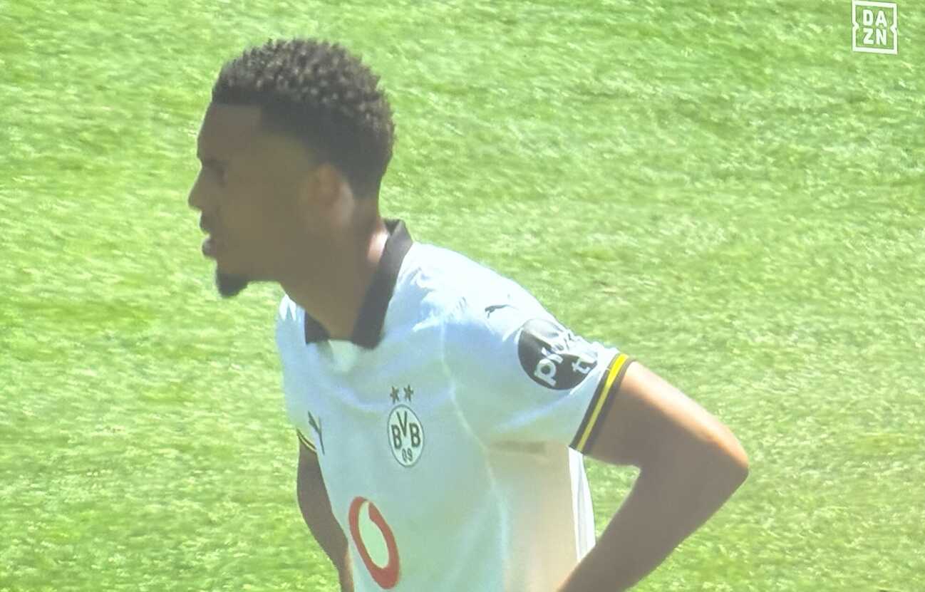 BVB im neuen Trikot - aber plötzlich doch mit Vodafone in Rot