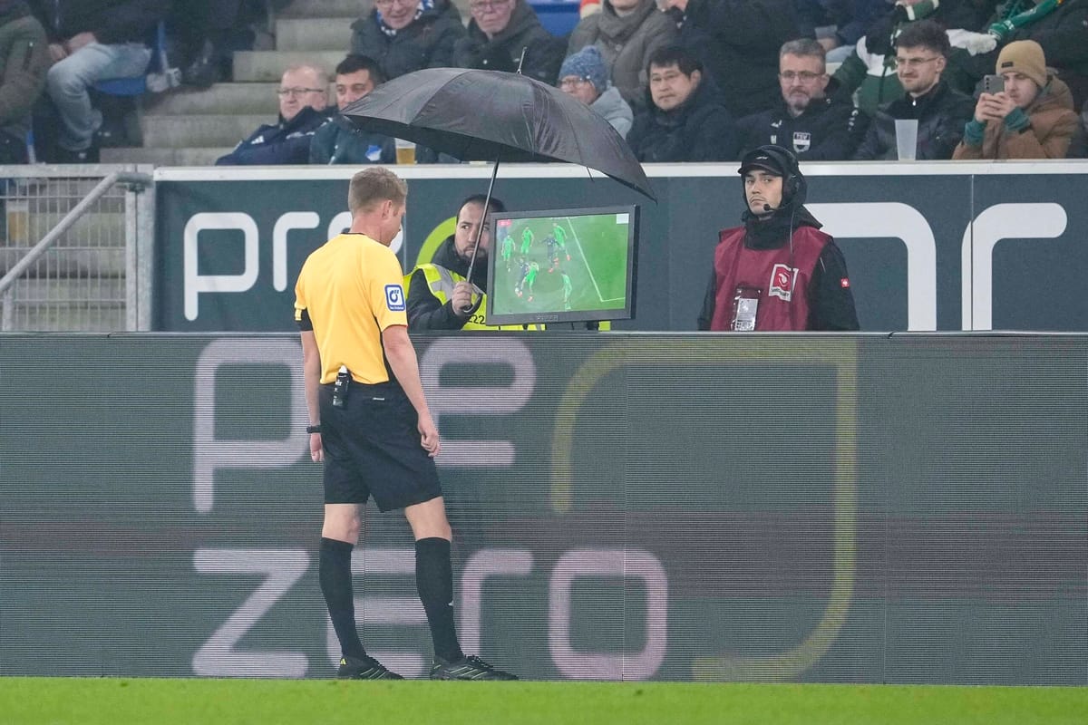 Der VAR bringt Gerechtigkeit, doch er raubt dem Fußball seine Seele