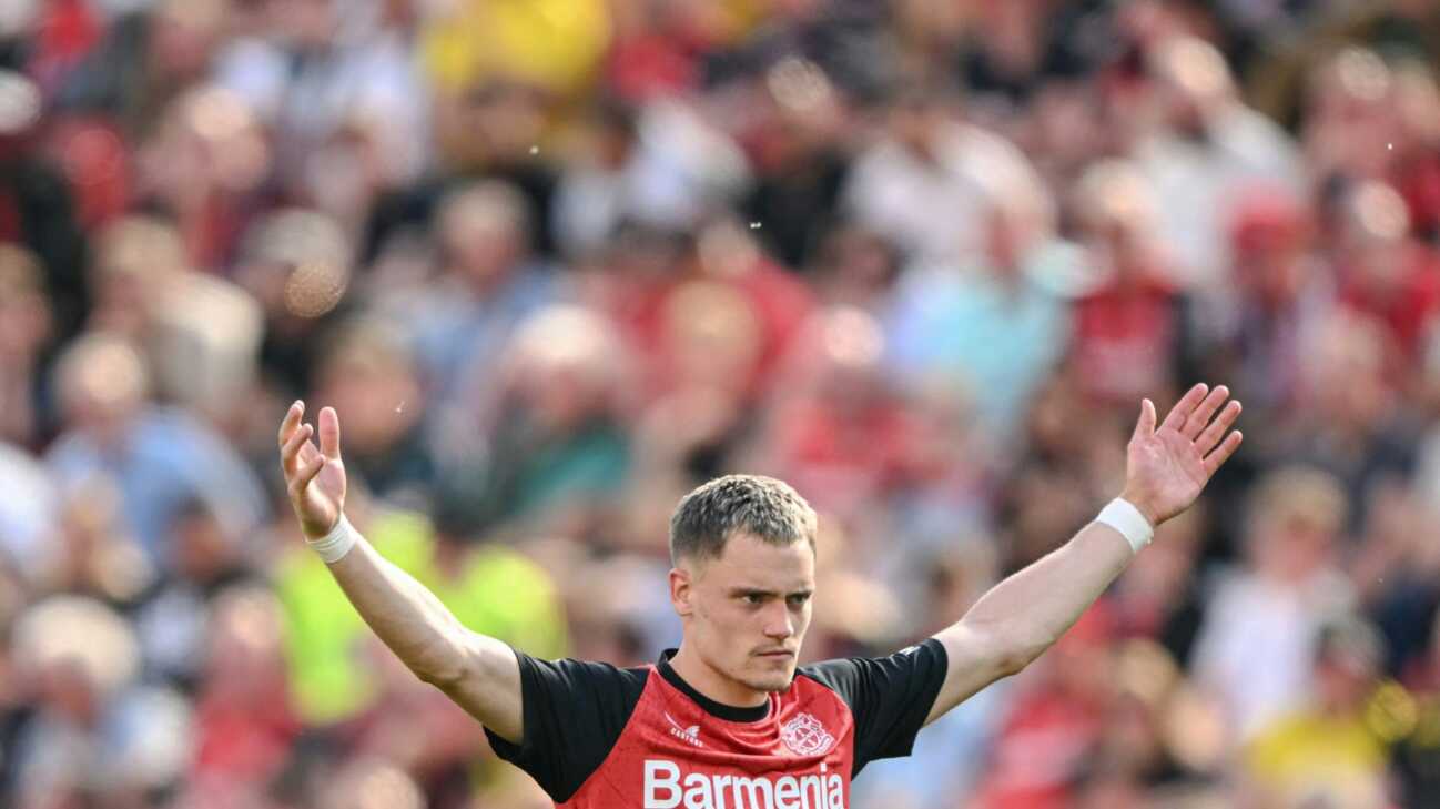 Florian Wirtz verabschiedet sich von Leverkusen Fans