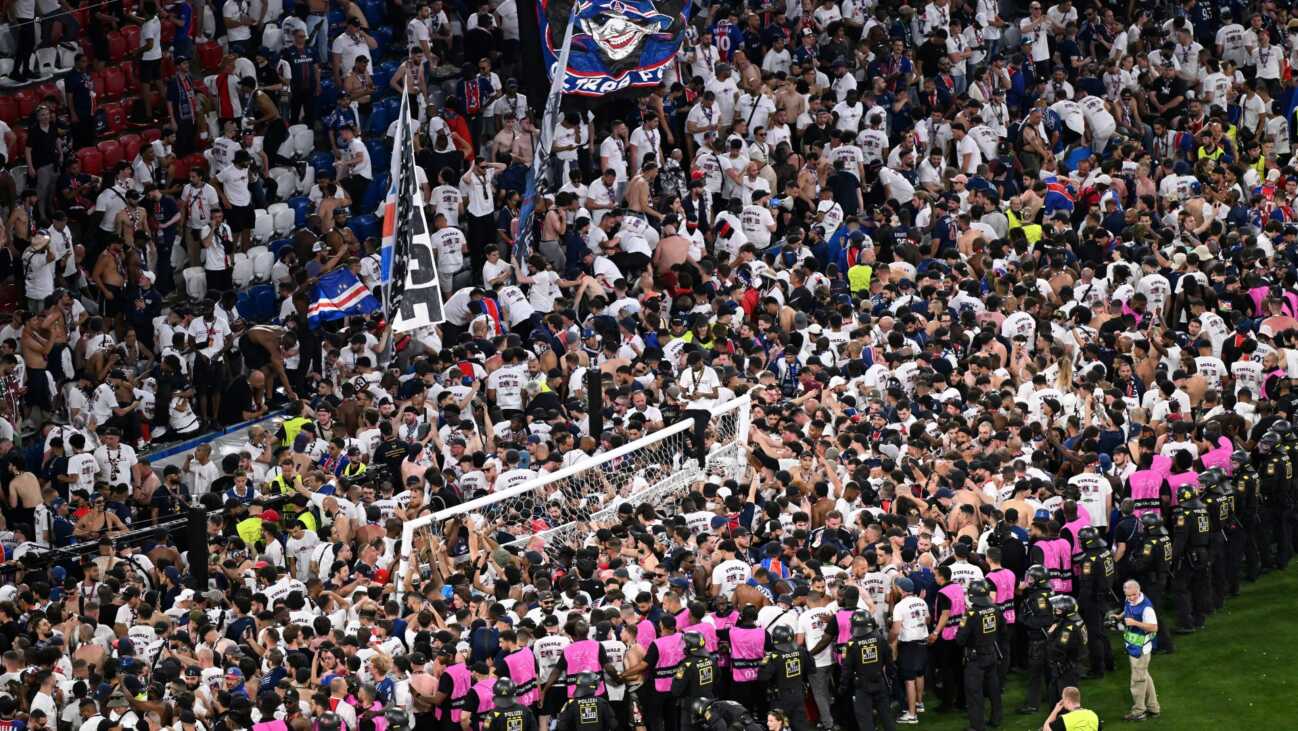 Platzsturm: PSG-Fans ramponieren Tor und Rasen