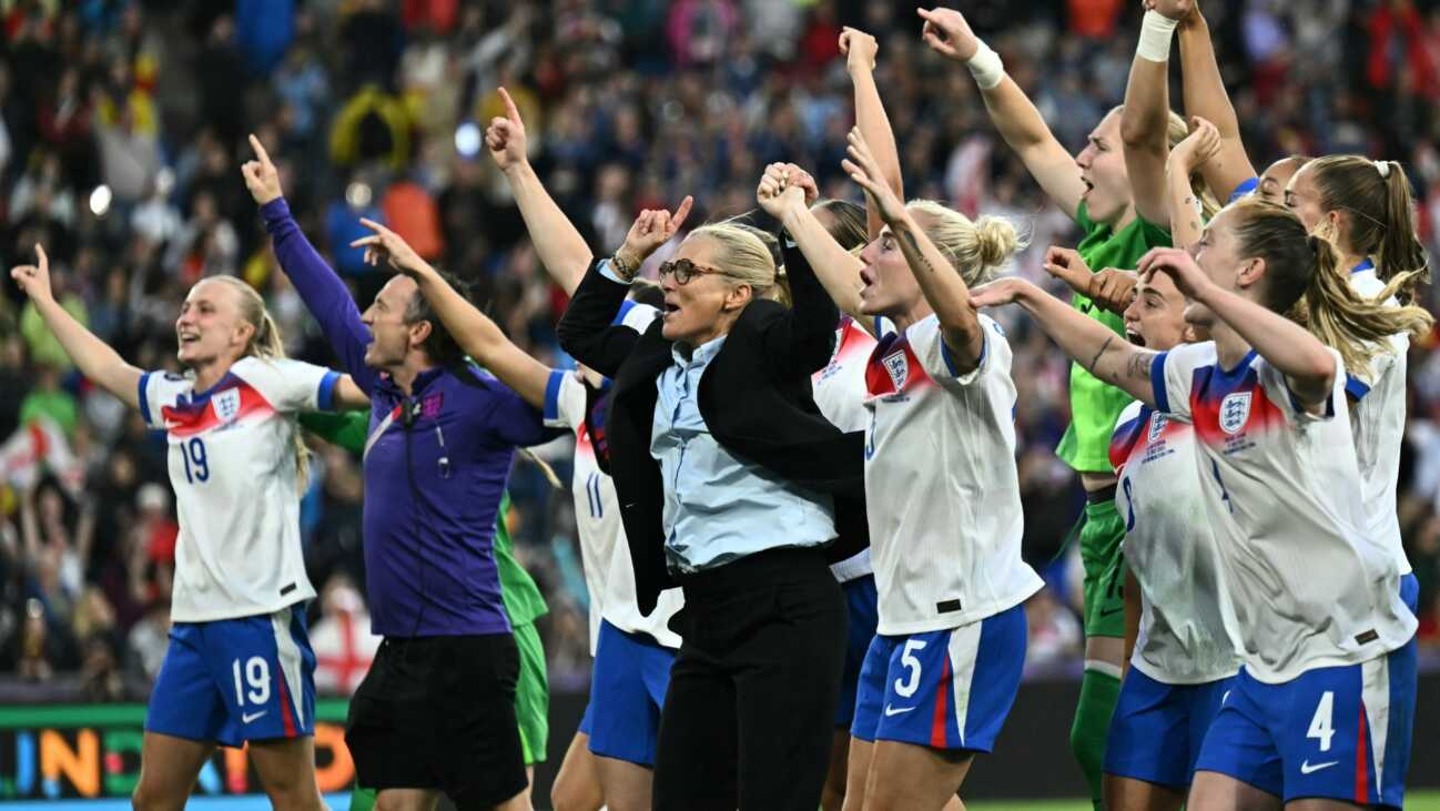 Englands Europameisterinnen in der Downing Street