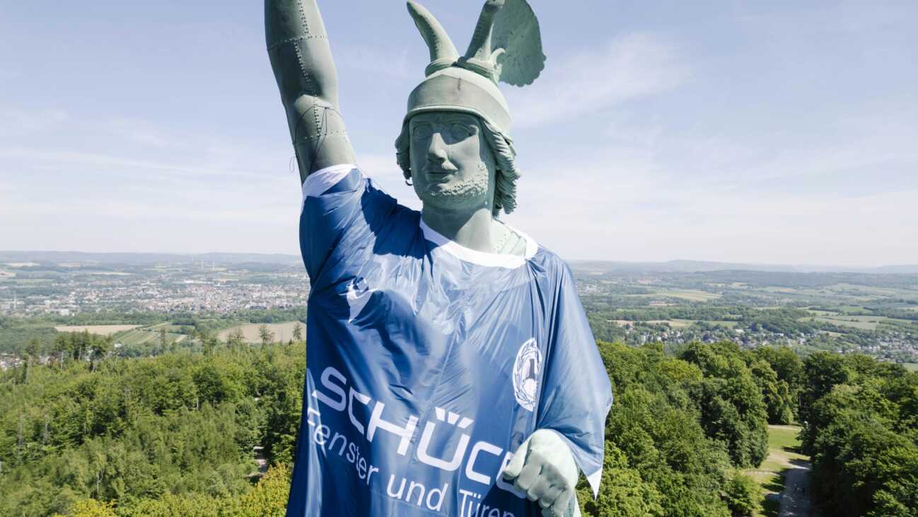 Pokal-Fieber: Hermannsdenkmal erhält Bielefelder XXL-Trikot