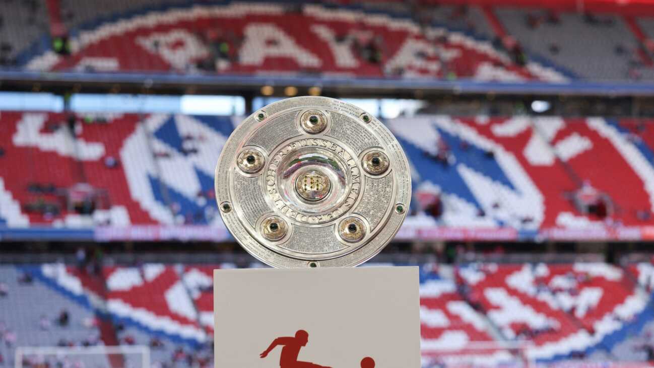 Wieder dahoam: Bayern erhalten Meisterschale