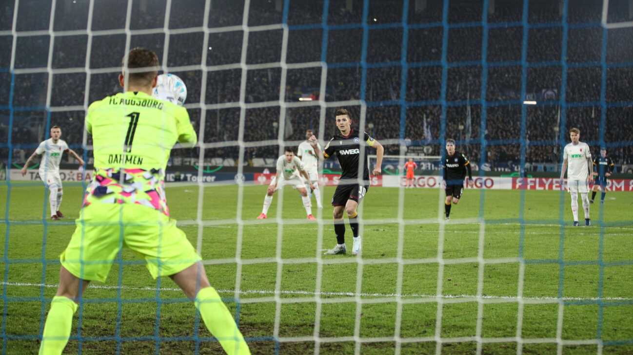 Sieg im Elferkrimi: Augsburg wirft Karlsruhe raus