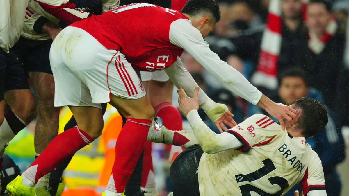 Rudelbildung und Reue: Martinelli schubst verletzten Bradley