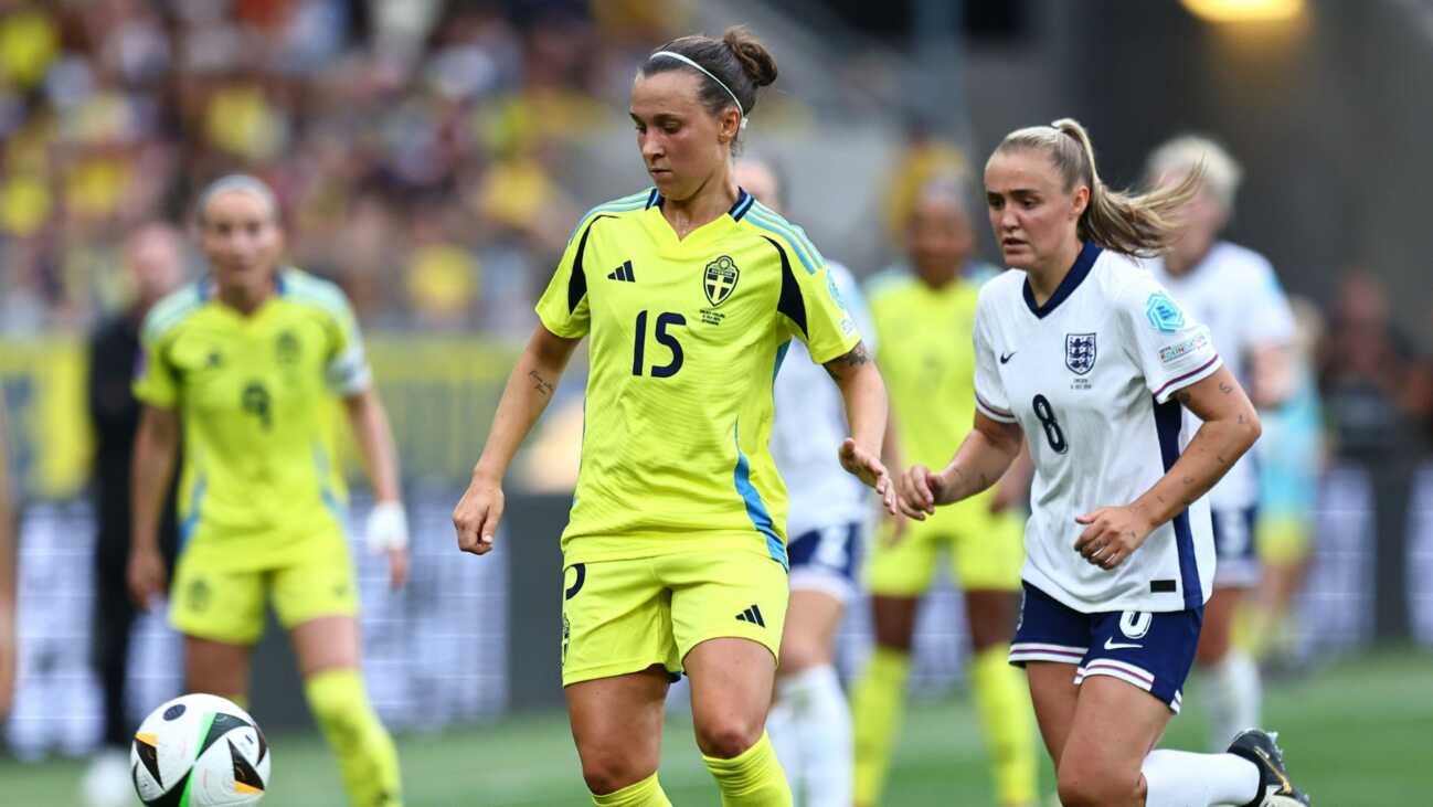 Bayern-Spielerin Stanway tätowiert Kollegin