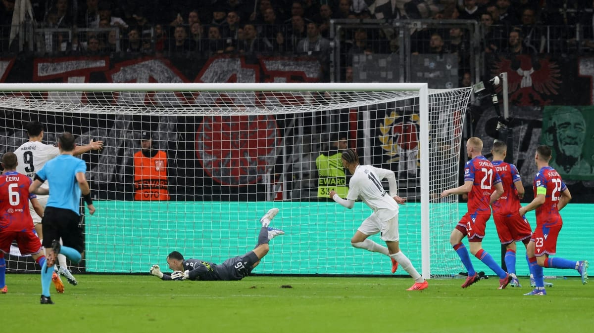 Frankfurt gibt Sieg im Lieblingswettbewerb spät aus der Hand