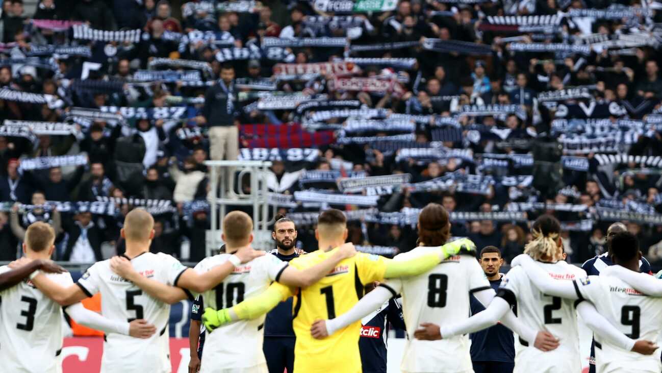 Debüt nach Tod des Vaters: Gegnerische Fans feiern Torhüter