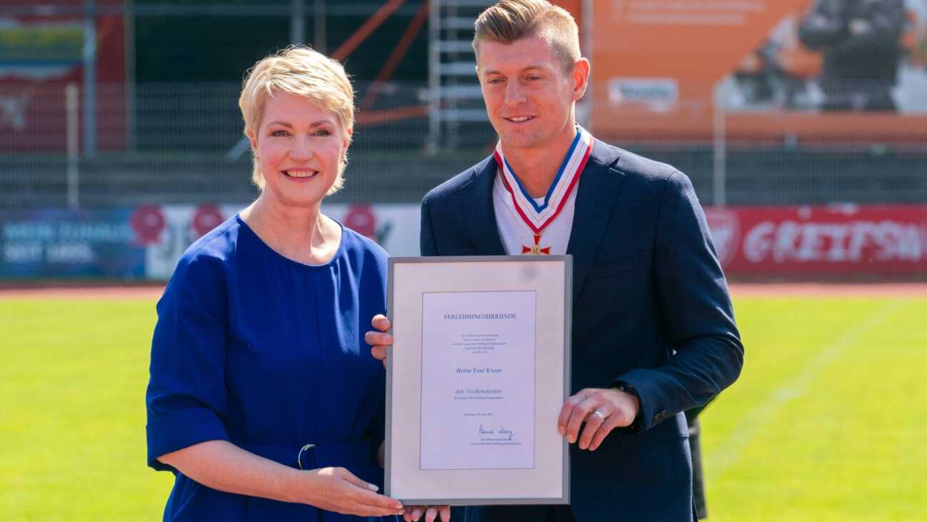 Toni Kroos singt für Opa und erhält Verdienstorden