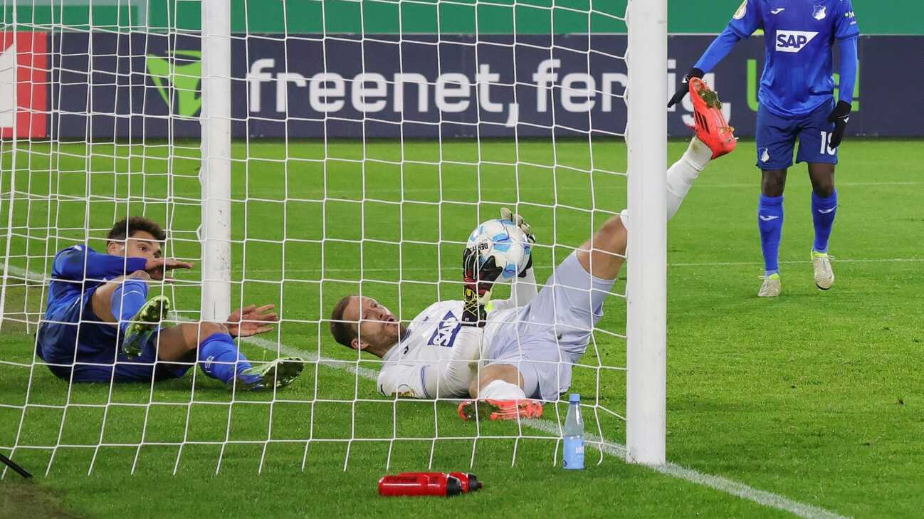 Baumann unglücklich: Formstarke Wolfsburger im Viertelfinale