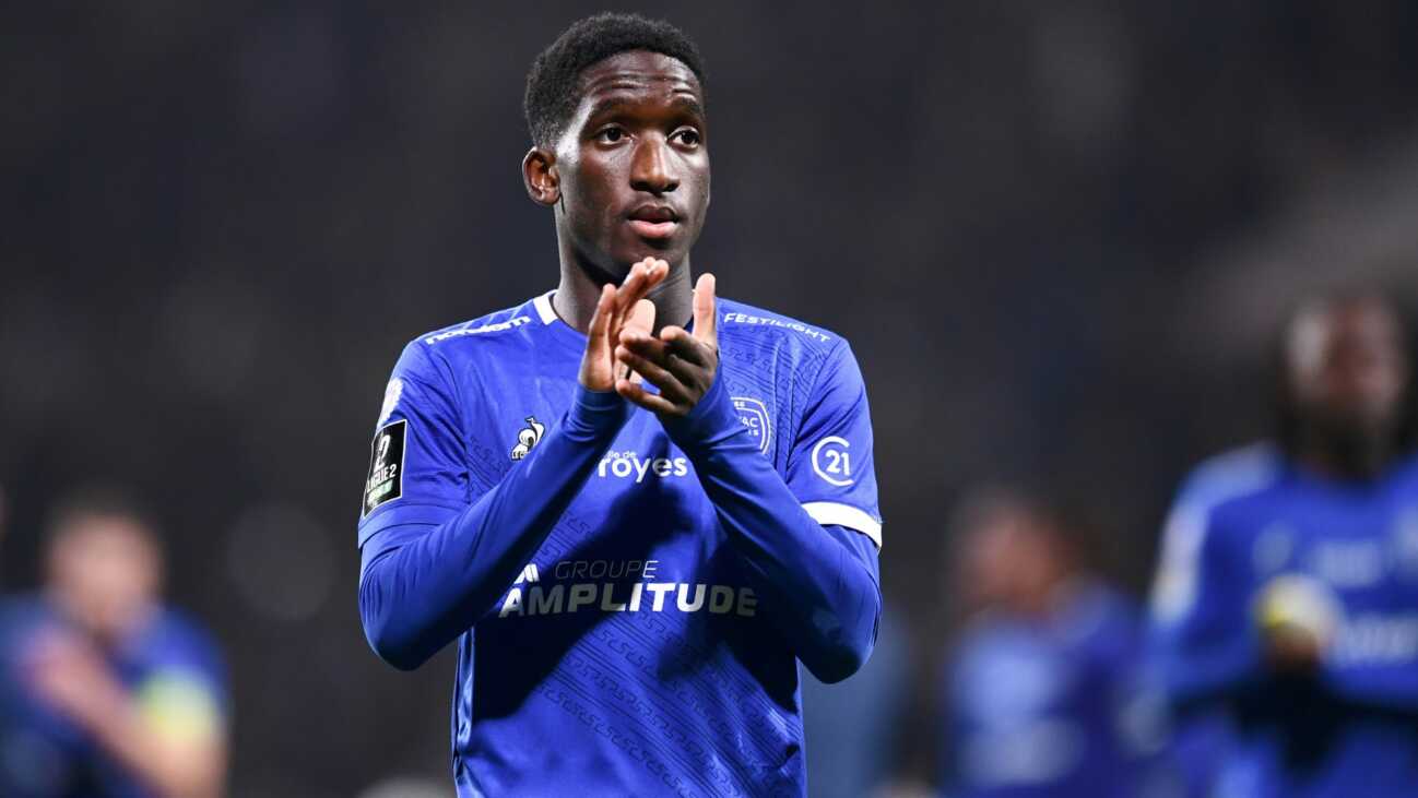 FC Augsburg holt Flügelspieler Dong