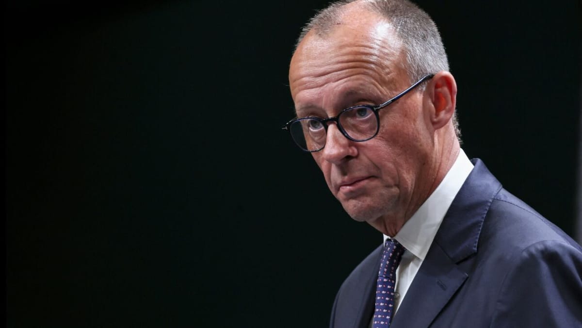 Merz hebt verbindende Kraft des Fußballs hervor