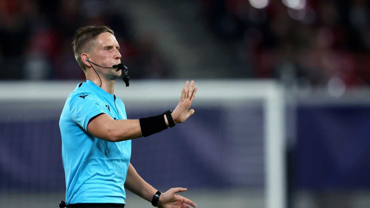 Norweger Eskas leitet BVB-Spiel in Barcelona