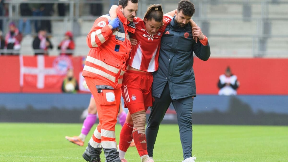 FC Bayern: Oberdorf mit Knieverletzung ausgewechselt