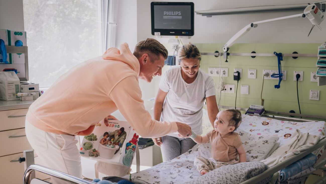 Klinikbesuch: Kroos beschenkt Kinder