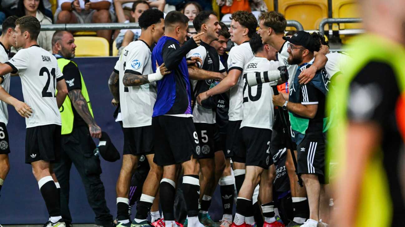 "Eistonne und Pizza": U21 sammelt sich nach Kraftakt