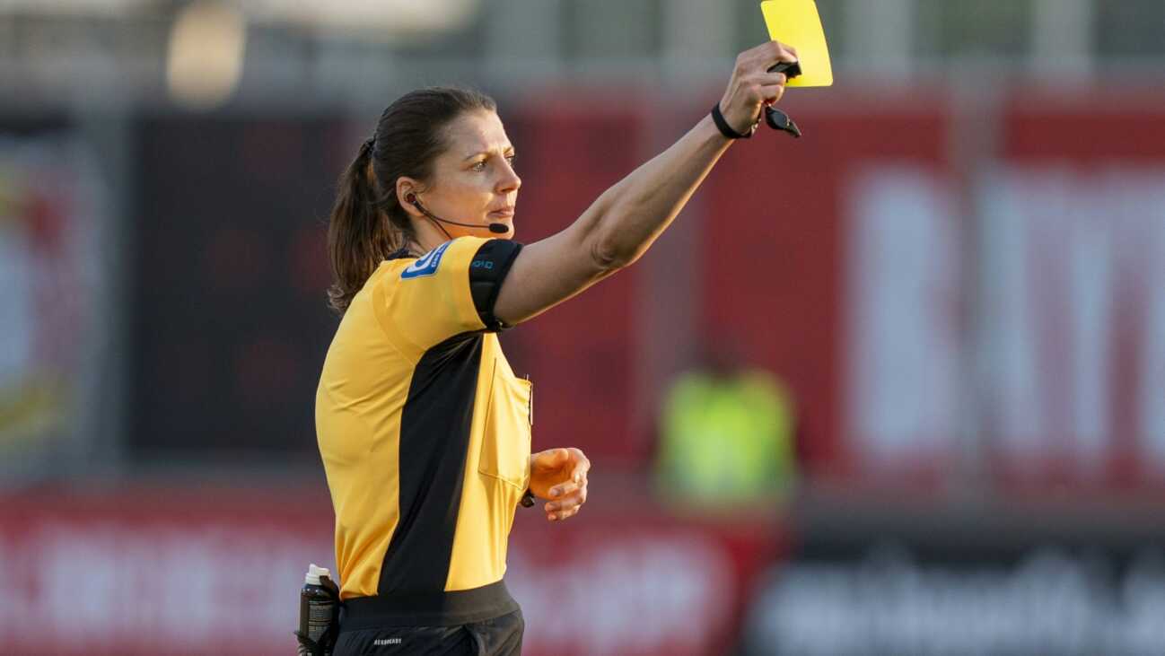 DFB: Kost leitet Frauenfinale - Krahn trägt Pokal