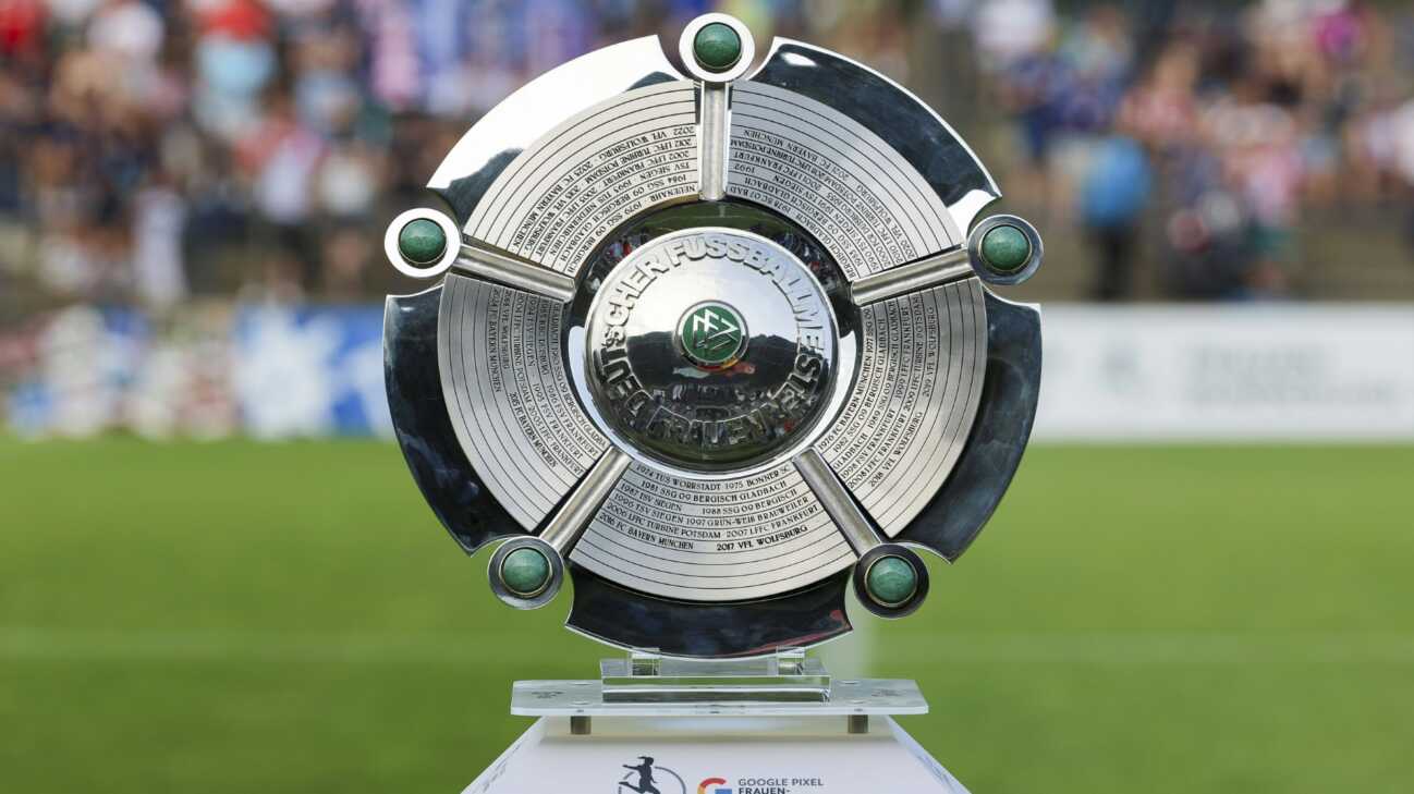 Mammitzsch und Wück übergeben Meisterschale an Bayern-Frauen