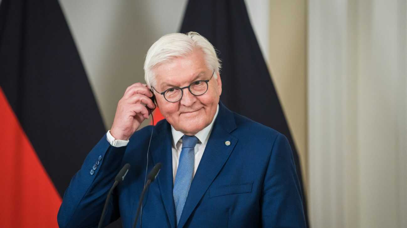 Bundespräsident Steinmeier unterstützt DFB-Frauen vor Ort