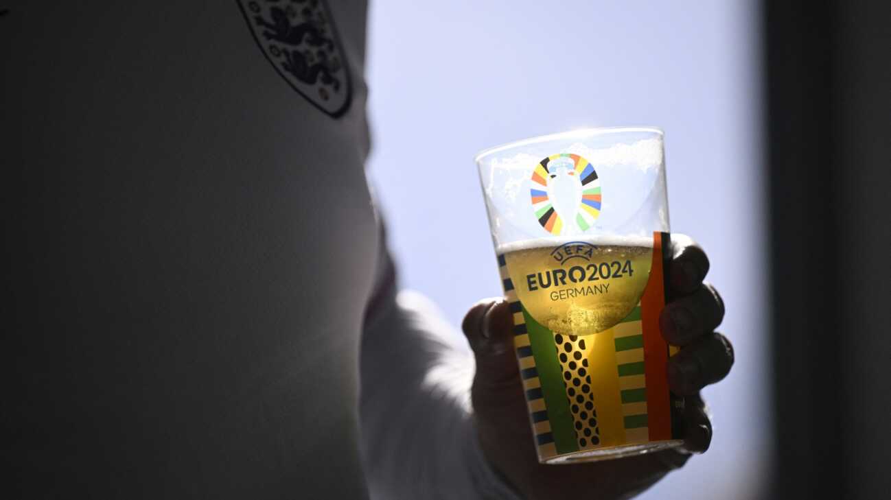 England erlaubt Alkohol beim Fußball - bei den Frauen