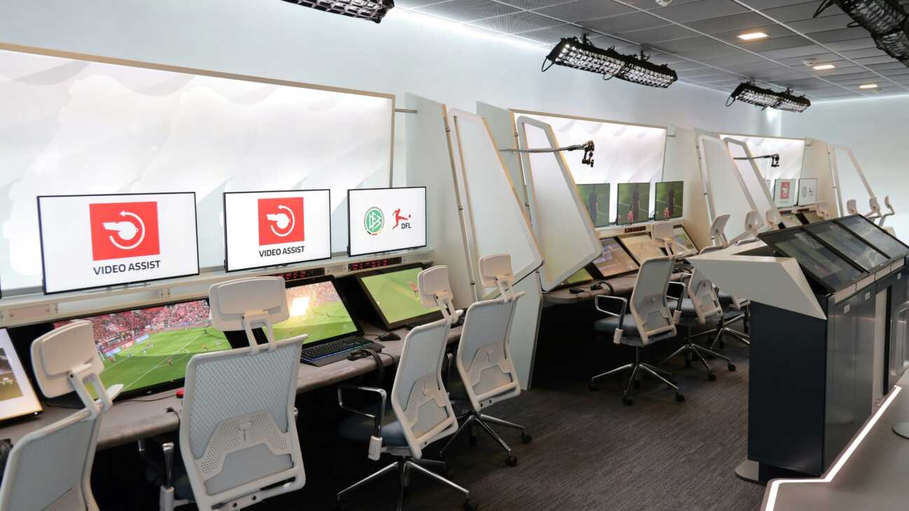 DFB denkt über VAR-Bilder auf Stadionleinwänden nach