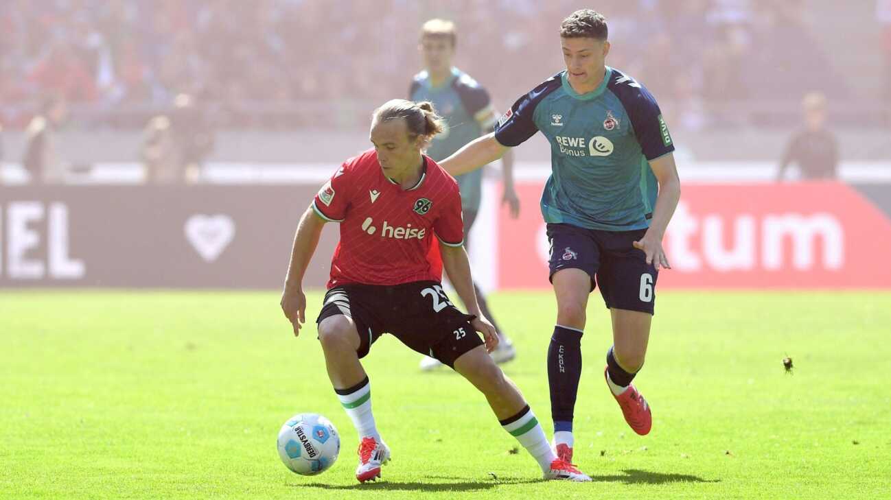 Köln patzt im Aufstiegsrennen - bleibt aber an der Spitze