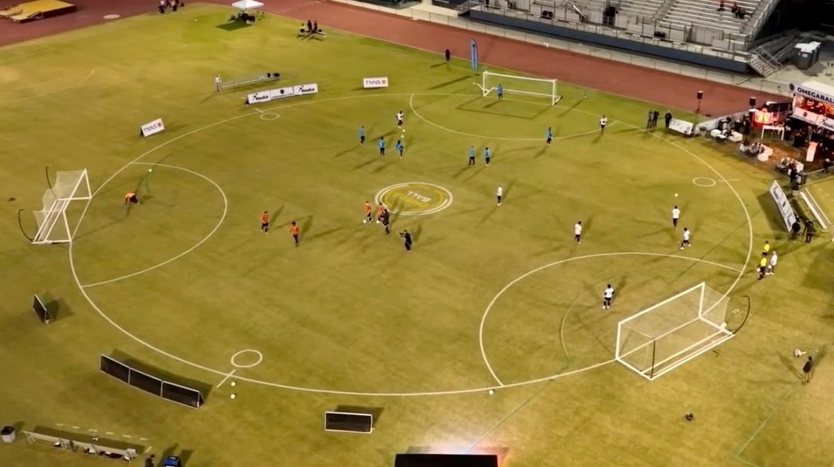 Drei Teams, drei Tore, Spielfeld ein Kreis: Wird OmegaBall das nächste Fußball-Experiment?