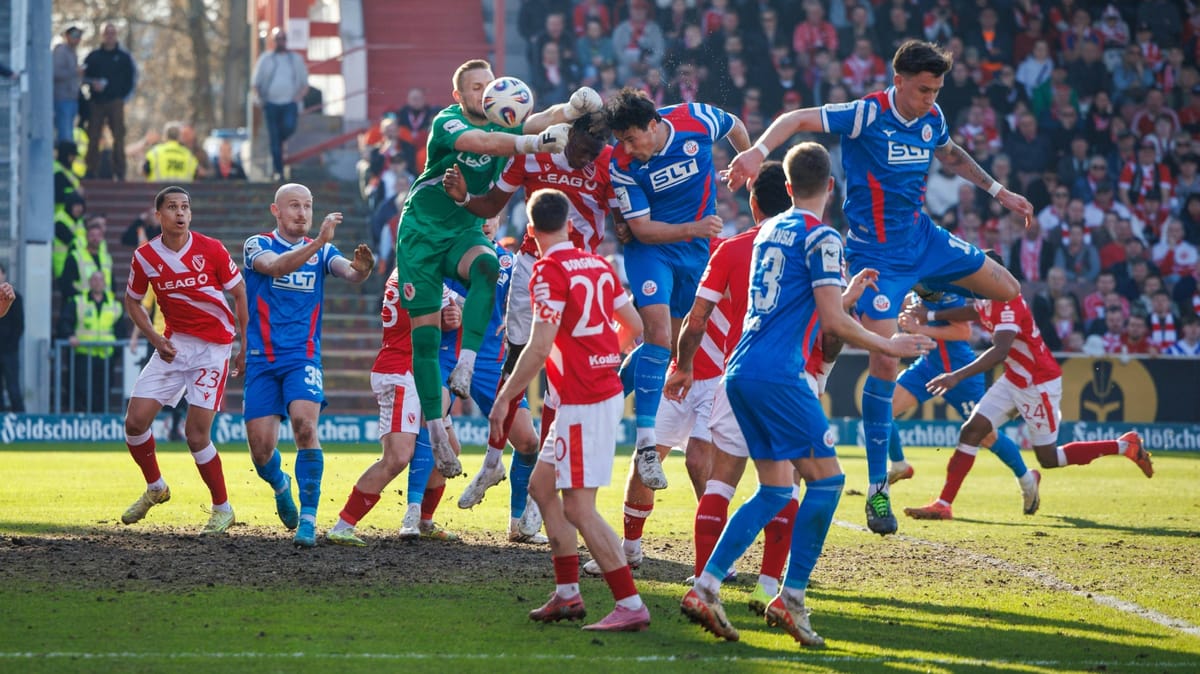 3. Liga: Cottbus hält Rostock auf Distanz