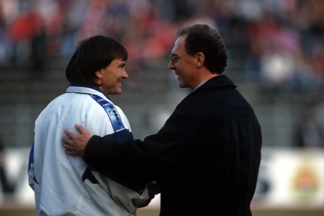 MSV-Trainer Ewald Lienen mit Franz Beckenbauer 1994. Foto: Imago / Werek