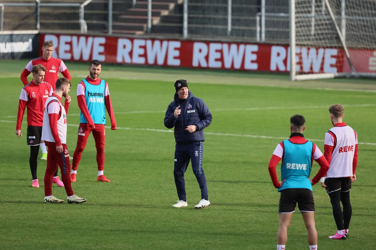 Trainer Timo Schultz im Mittelpunkt beim 1. FC Köln. Foto: Imago / Herbert Bucco