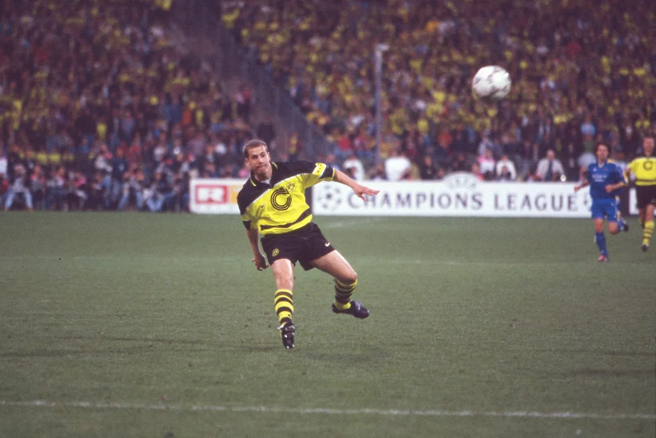 Lars Rickens Torschuss 1997 im Champions-League-Finale in München. Foto: Imago / Sven Simon