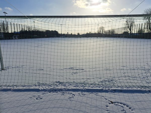 Der eingefrorene Fußball: Wenn der Winter den Spielplan sprengt