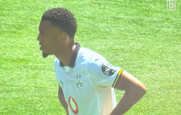 BVB im neuen Trikot - aber plötzlich doch mit Vodafone in Rot