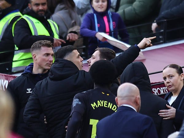 Xhaka verursacht Eklat von der Bank und kommt ohne Konsequenzen davon