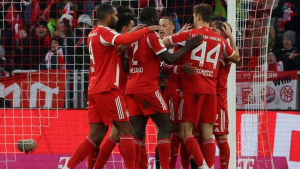 Olise und Karl brillieren: Bayern drehen Spiel gegen Freiburg