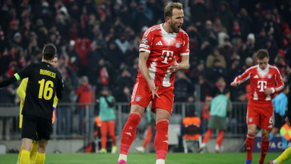 In Unterzahl: Kane schießt Bayern ins Achtelfinale