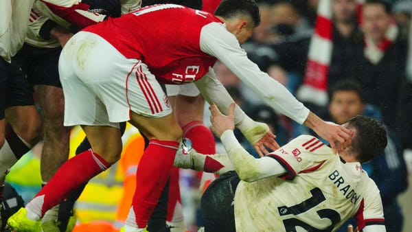 Rudelbildung und Reue: Martinelli schubst verletzten Bradley