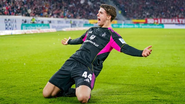 Pleite mit zehn Mann: HSV muss weiter warten