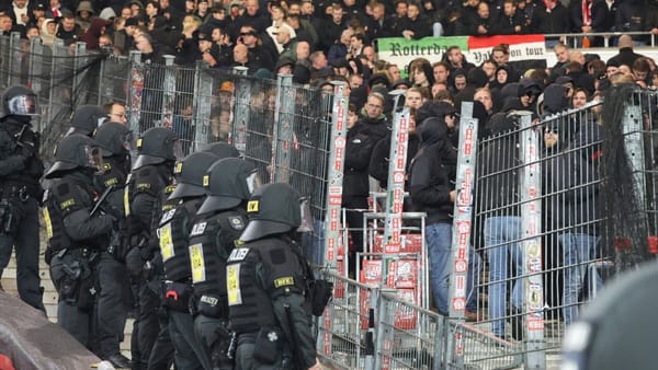 Anhänger von Feyenoord randalieren in Stuttgart