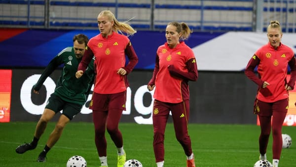 DFB-Frauen ohne Lohmann und Küver gegen Spanien