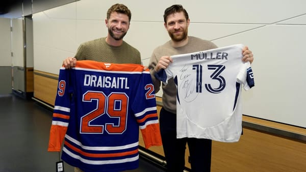 Müller und Draisaitl beim Trikottausch in Vancouver