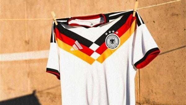 Hommage an 1990: DFB präsentiert WM-Trikot