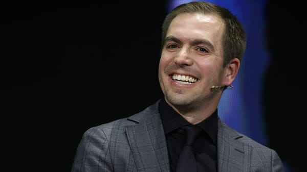 Zum Tag der Deutschen Einheit: Bundesverdienstkreuz für Lahm