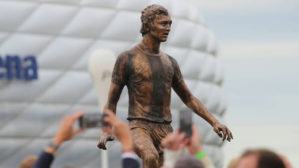 FC Bayern setzt Kaiser Beckenbauer ein Denkmal
