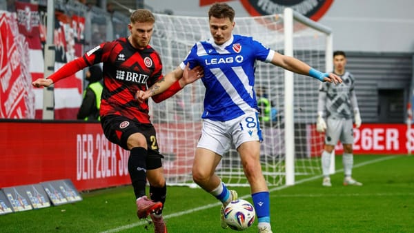 3. Liga: Cottbus patzt in Unterzahl in Wiesbaden