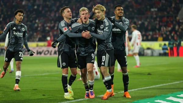 Doppelpack Burkardt: Frankfurt gewinnt wilden Schlagabtausch