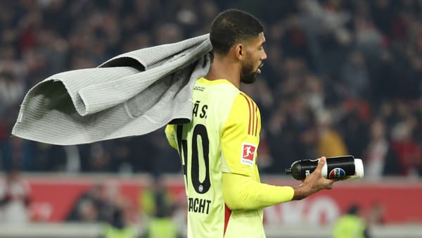 Vergleich zu Neuer: Rückendeckung für SGE-Keeper Santos