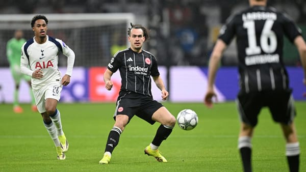 Knieverletzung bei Frankfurts Theate